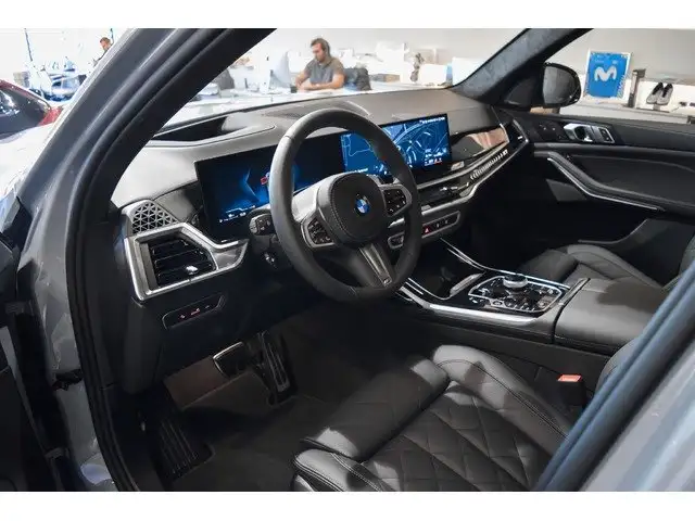 BMW X7 view 3