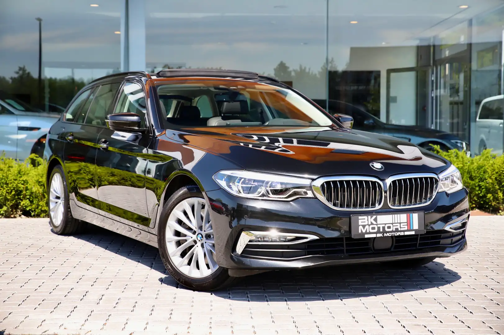 BMW 540 i xDrive Touring Luxury Line /1 OWNER/HUD/PANO/360 Zwart - 1