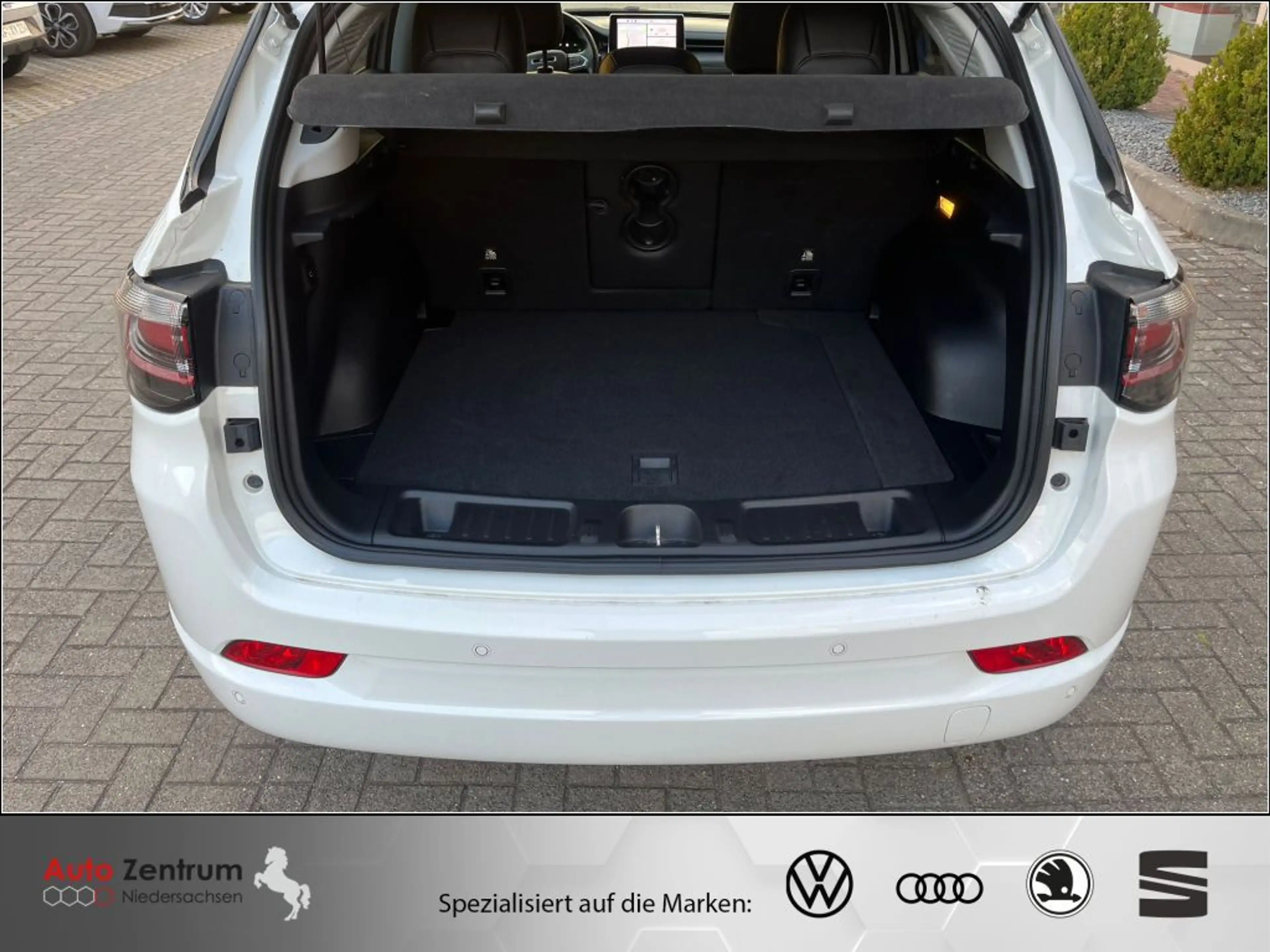 Jeep Compass 1.3 T4 4xe PLUG-IN HYBRID Automatik Limited — photo 11
