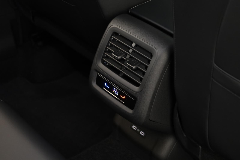 Volkswagen T-Roc 1.5 eTSI DSG R-Line LED App ACC Kam 18 AHK — photo 8