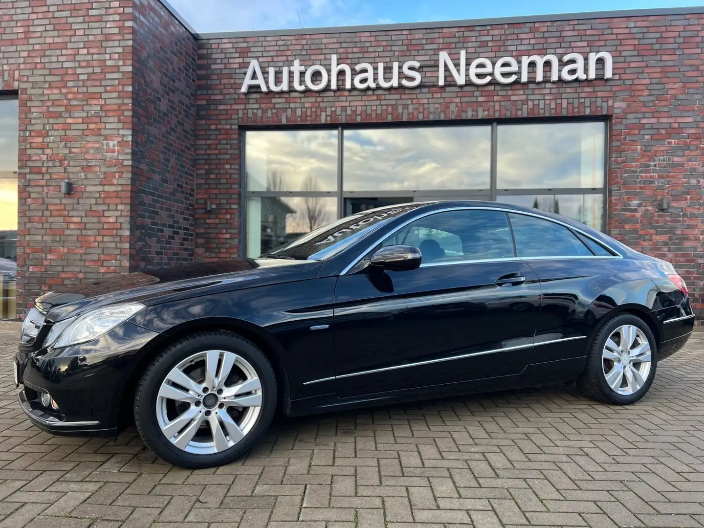 Mercedes-Benz E 250 Coupe BlueEfficiency*1st HAND*NAVI*SHZ*KL Schwarz - 1
