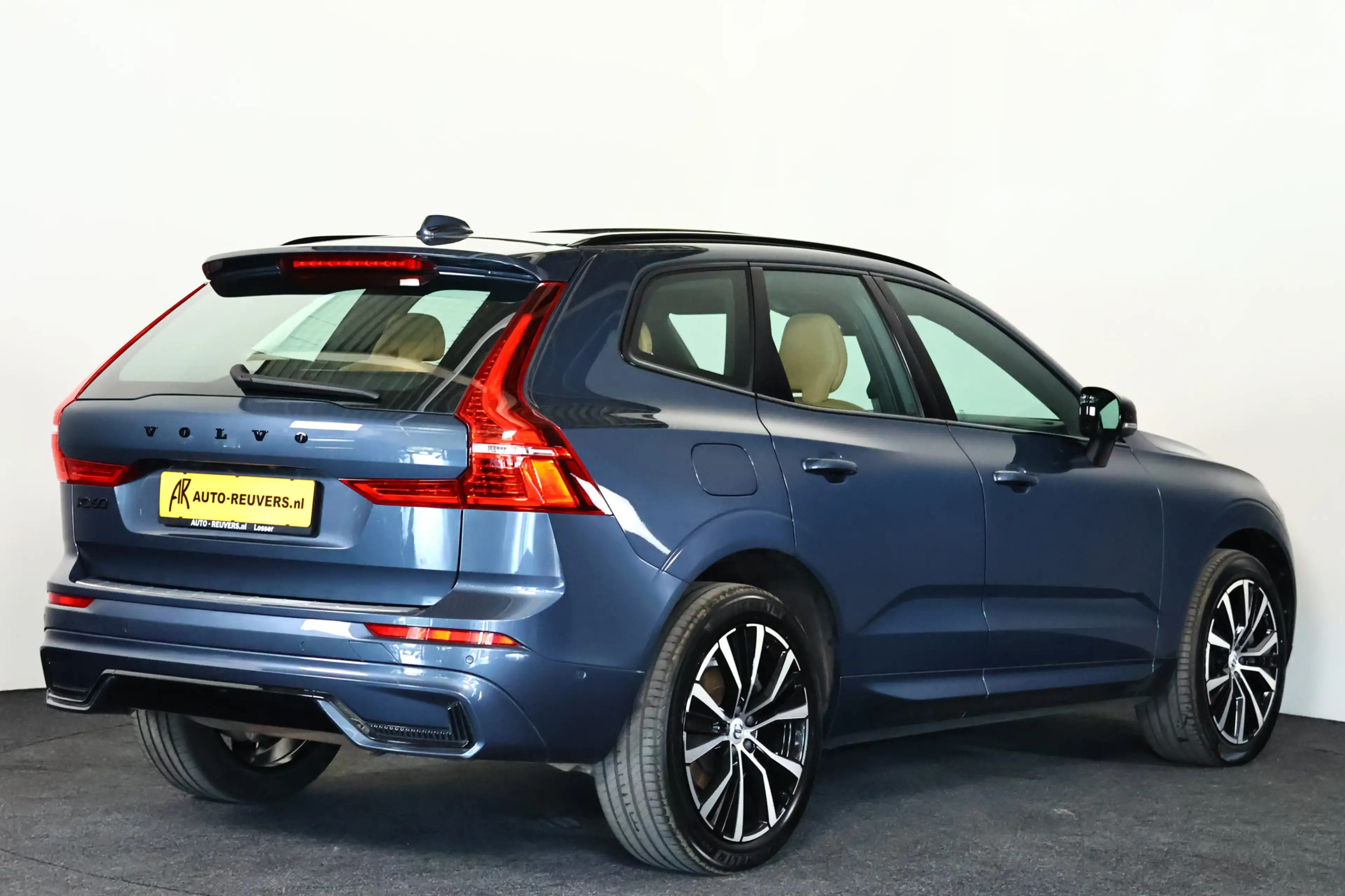 Volvo XC60 2.0 T8 Plug-in hybrid AWD Ultimate Dark / SOH 99% — photo 2