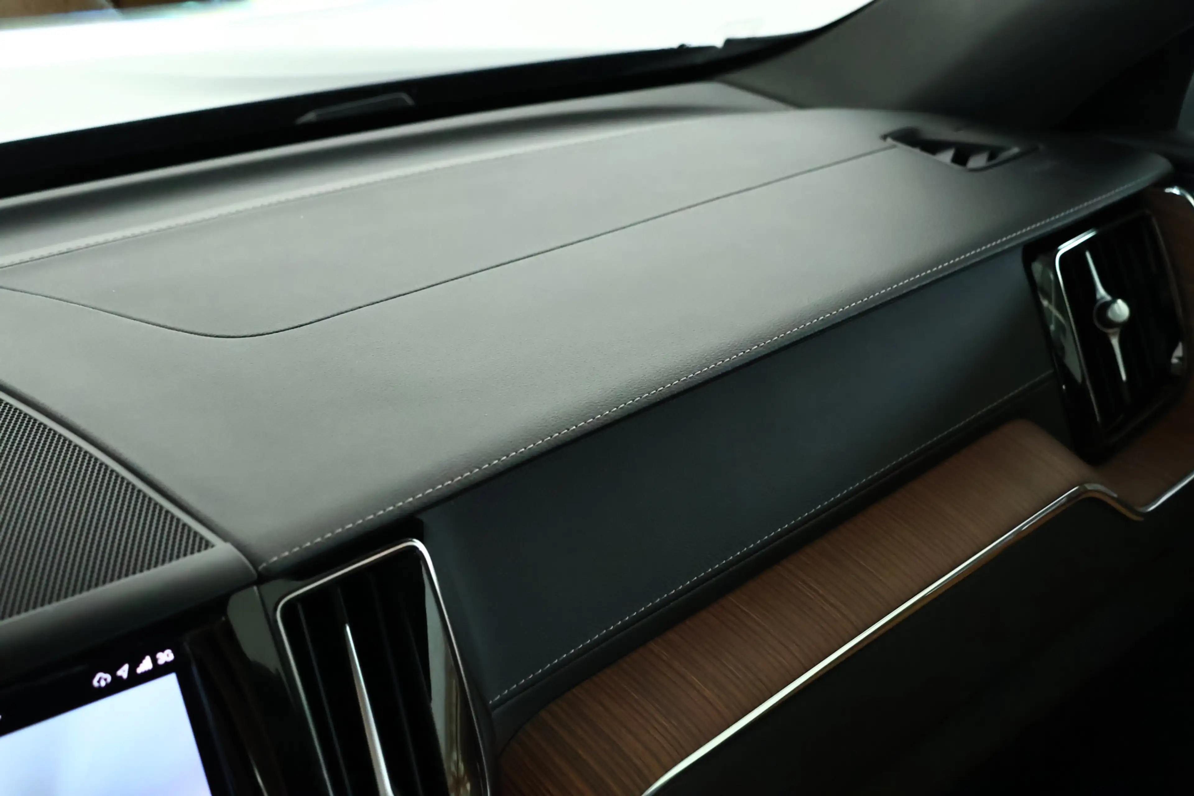 Volvo XC60 2.0 T8 Plug-in hybrid AWD Ultimate Dark / SOH 99% — photo 31