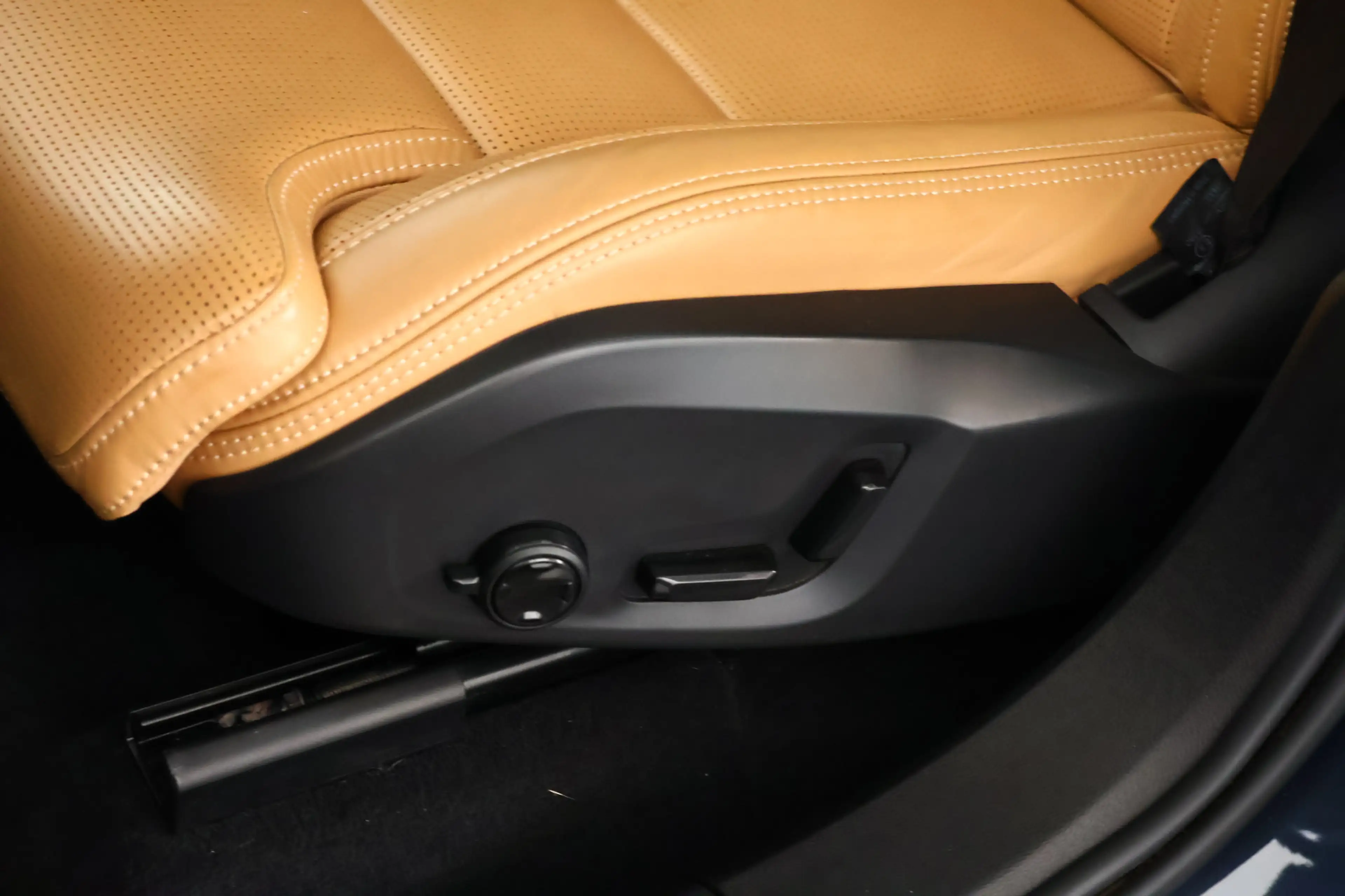 Volvo XC60 2.0 T8 Plug-in hybrid AWD Ultimate Dark / SOH 99% — photo 20