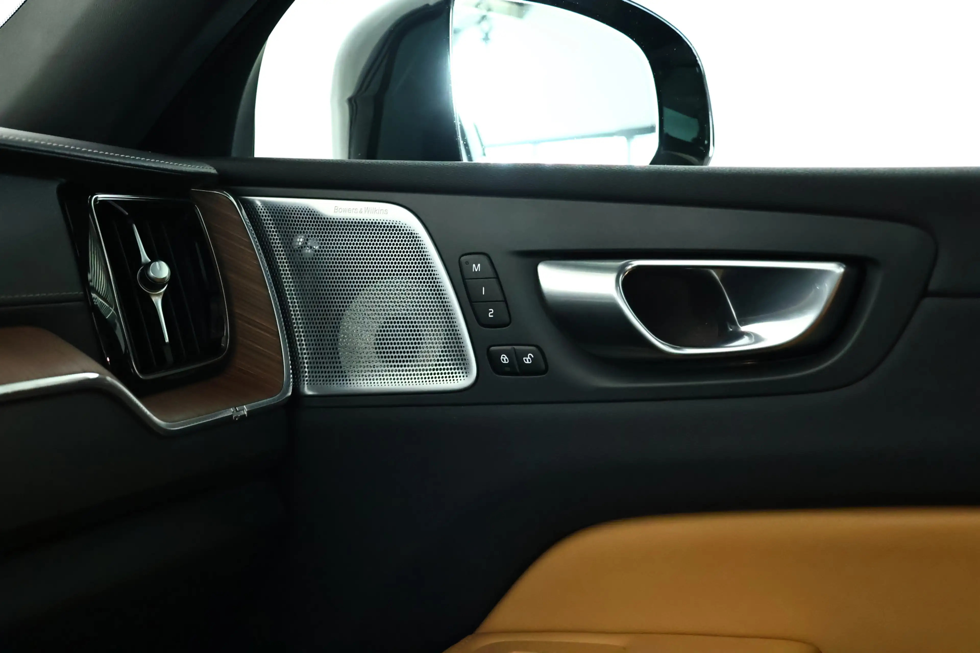 Volvo XC60 2.0 T8 Plug-in hybrid AWD Ultimate Dark / SOH 99% — photo 30
