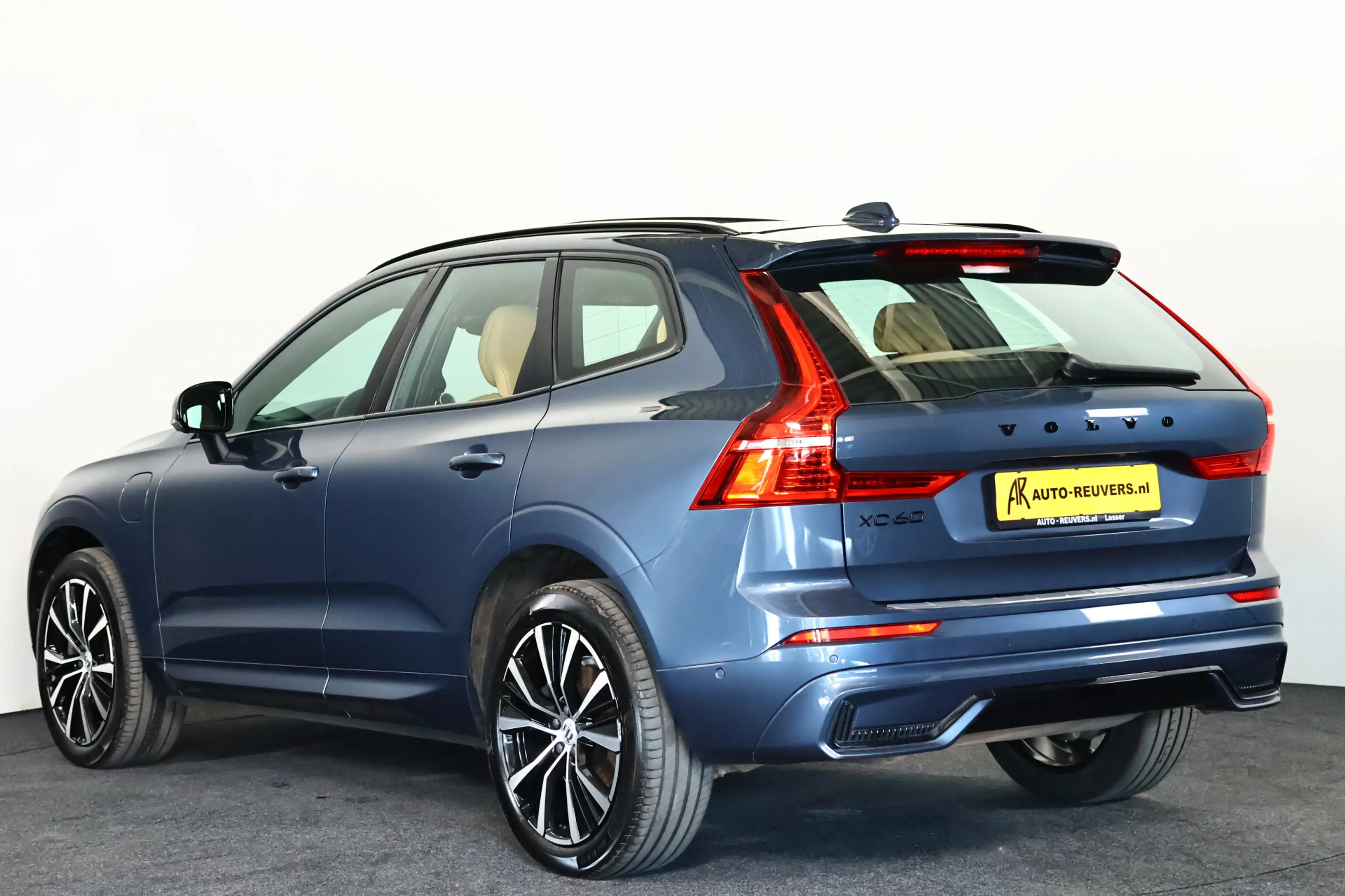 Volvo XC60 2.0 T8 Plug-in hybrid AWD Ultimate Dark / SOH 99% — photo 7