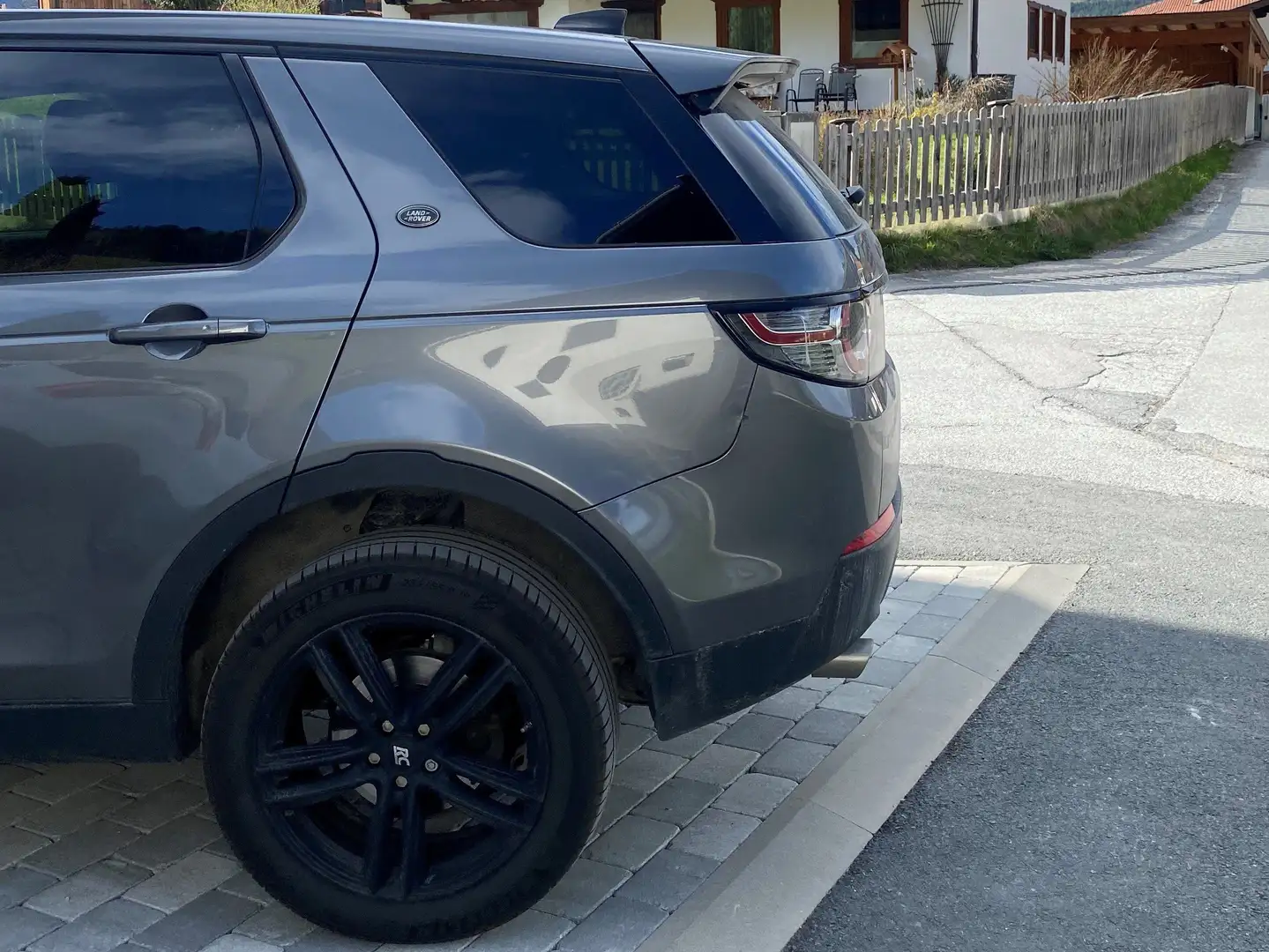 Land Rover Discovery Sport Discovery Sport 2,0 TD4 4WD SE Aut. SE Silber - 2