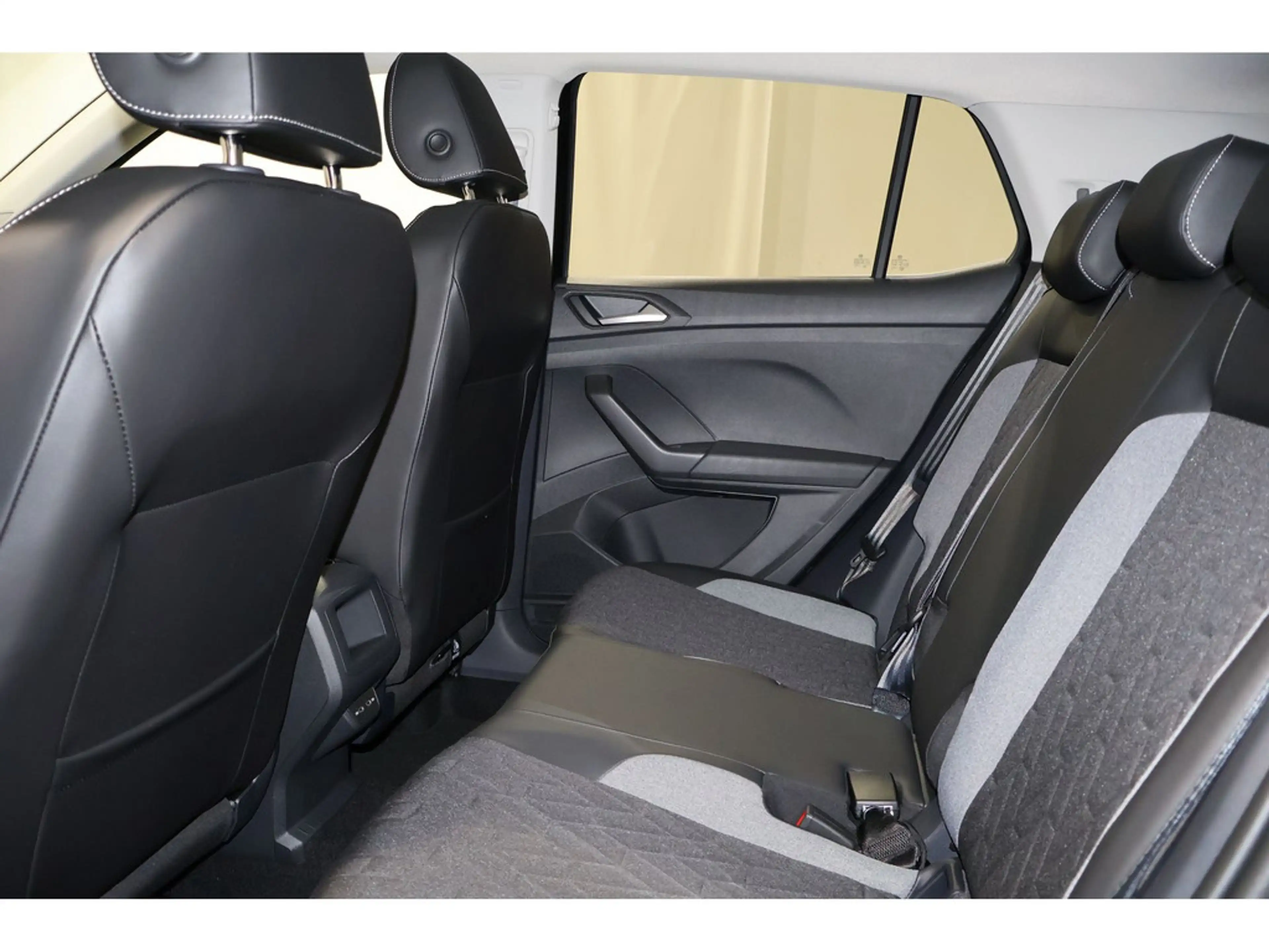 Volkswagen T-Cross Life 1.0 l TSI 85 kW 116 PS 7- Rear View/Digital Cockpit Pro — photo 13