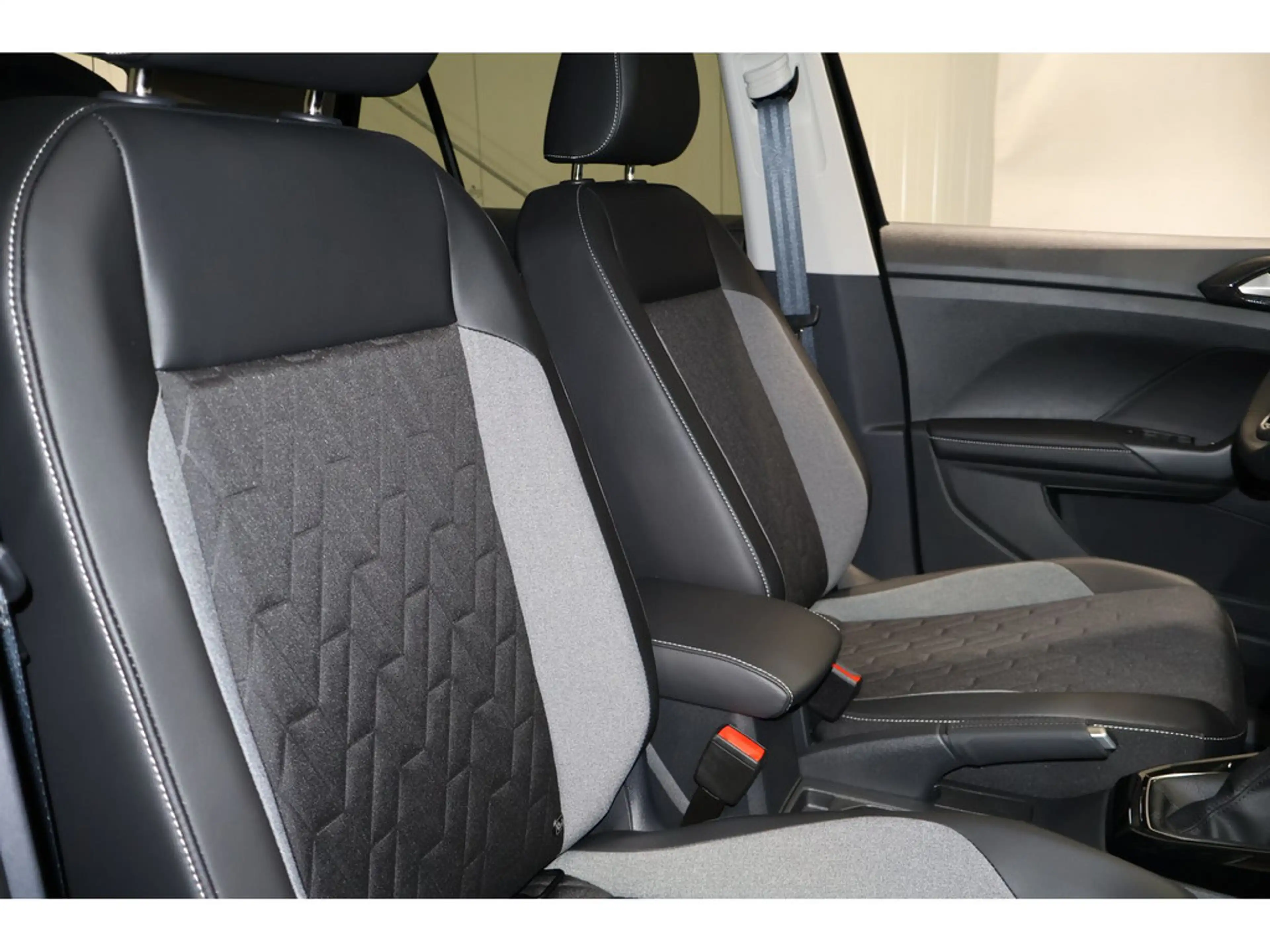Volkswagen T-Cross Life 1.0 l TSI 85 kW 116 PS 7- Rear View/Digital Cockpit Pro — photo 8