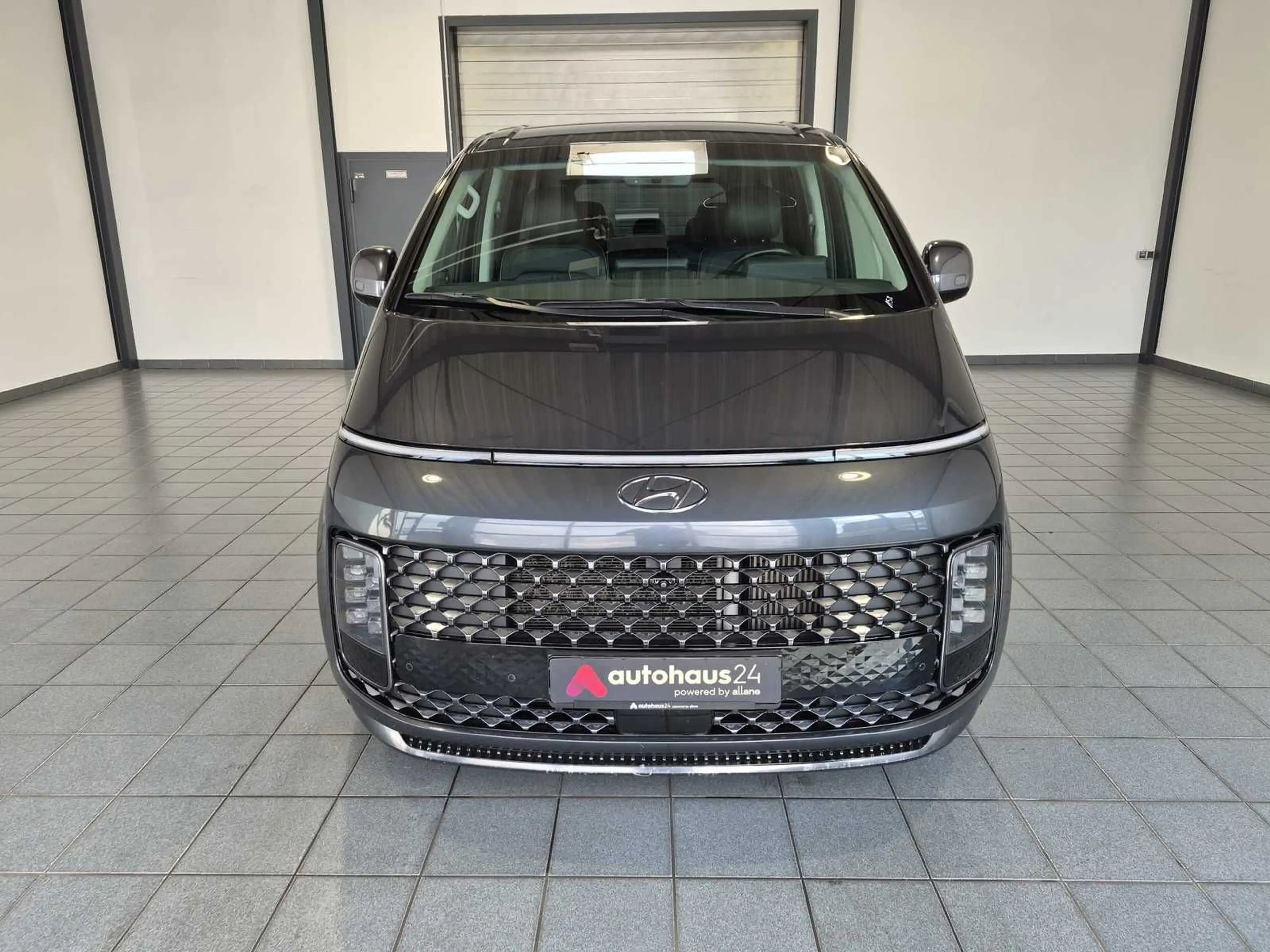 Hyundai STARIA 2.2 CRDi Signature 4WD|7-Sitze|360°|BOSE — photo 2