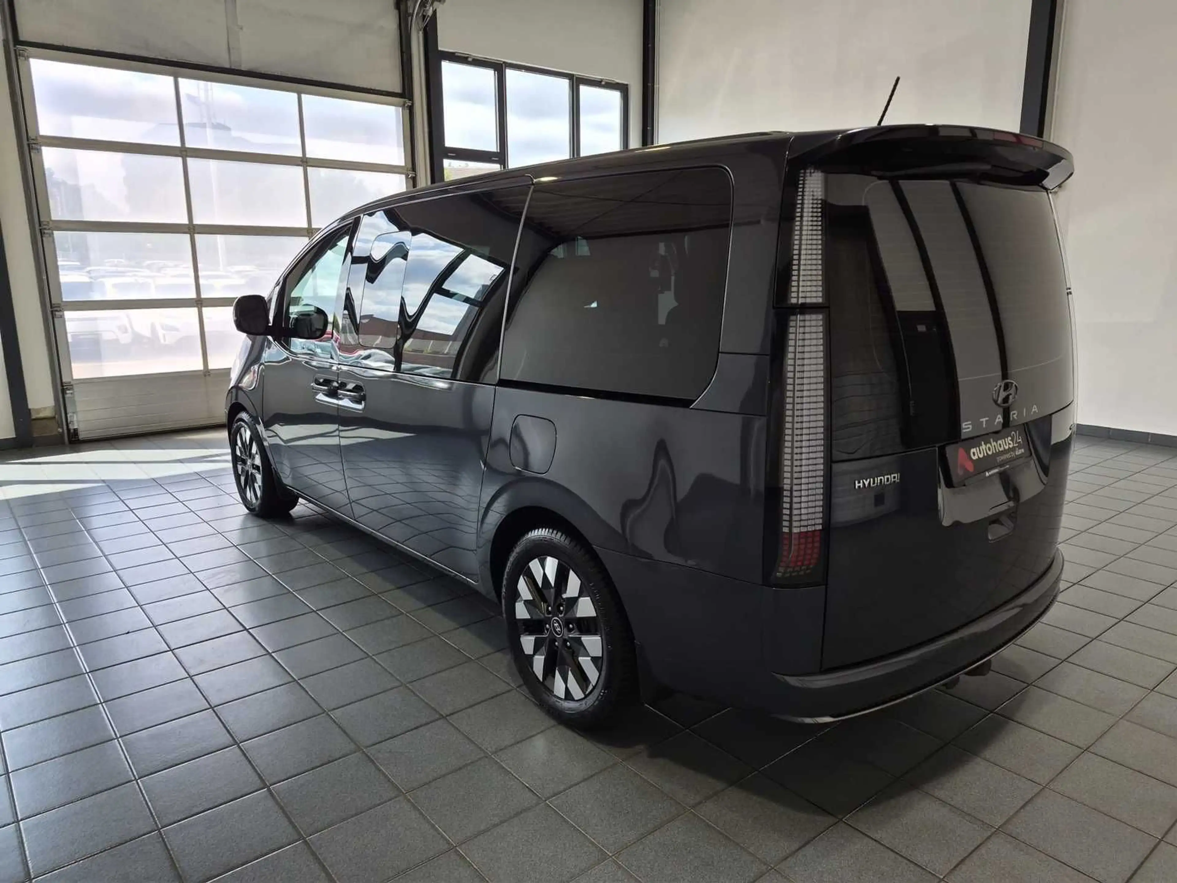 Hyundai STARIA 2.2 CRDi Signature 4WD|7-Sitze|360°|BOSE — photo 4