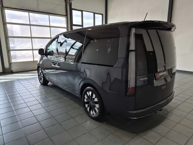 Hyundai Staria view 4