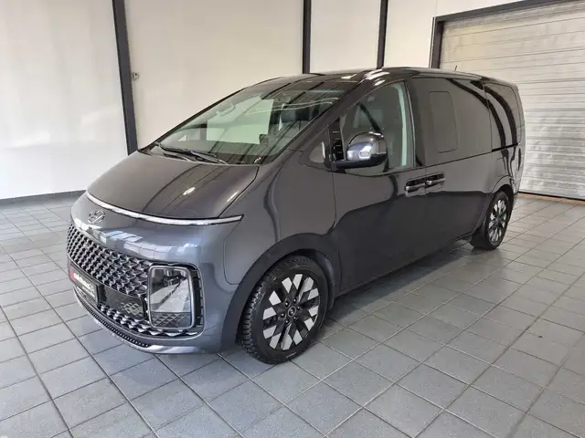 Hyundai Staria view 3