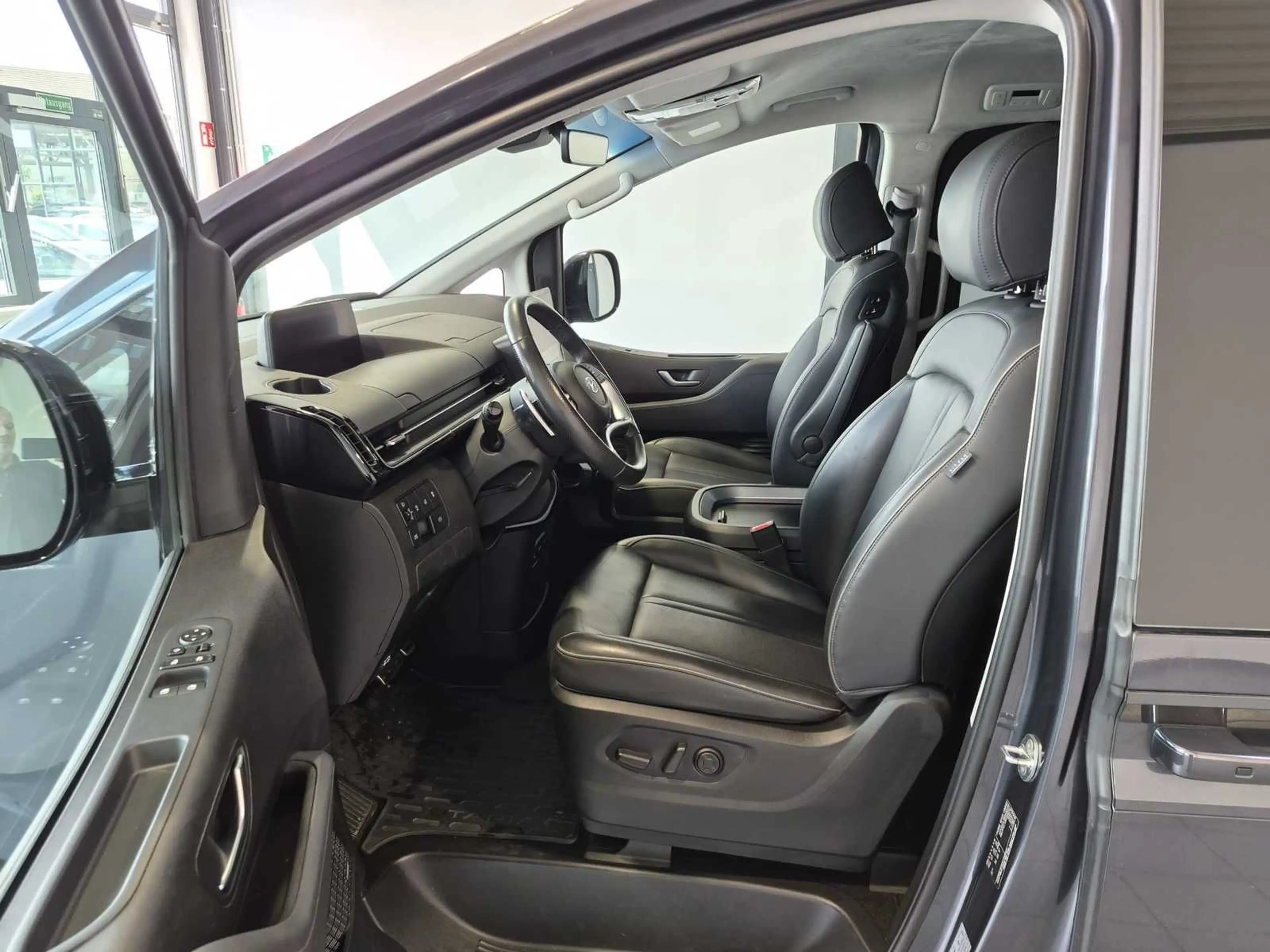 Hyundai STARIA 2.2 CRDi Signature 4WD|7-Sitze|360°|BOSE — photo 8