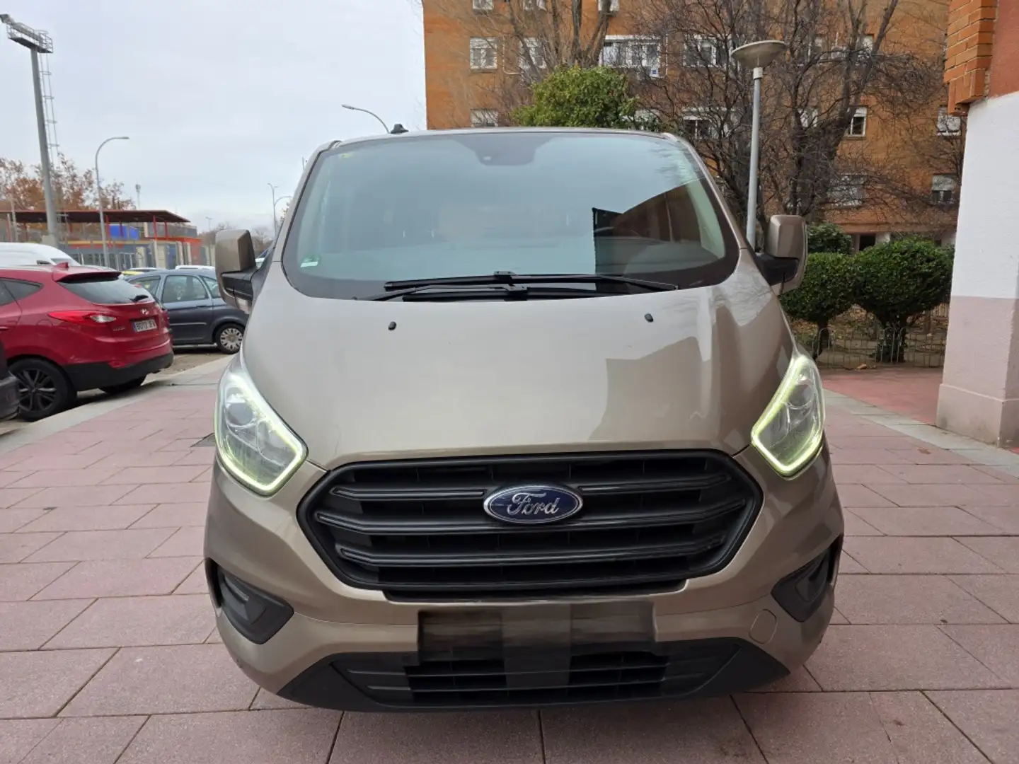 Ford Tourneo Custom 2.0 EcoBlue Trend Aut. 130 Gris - 2