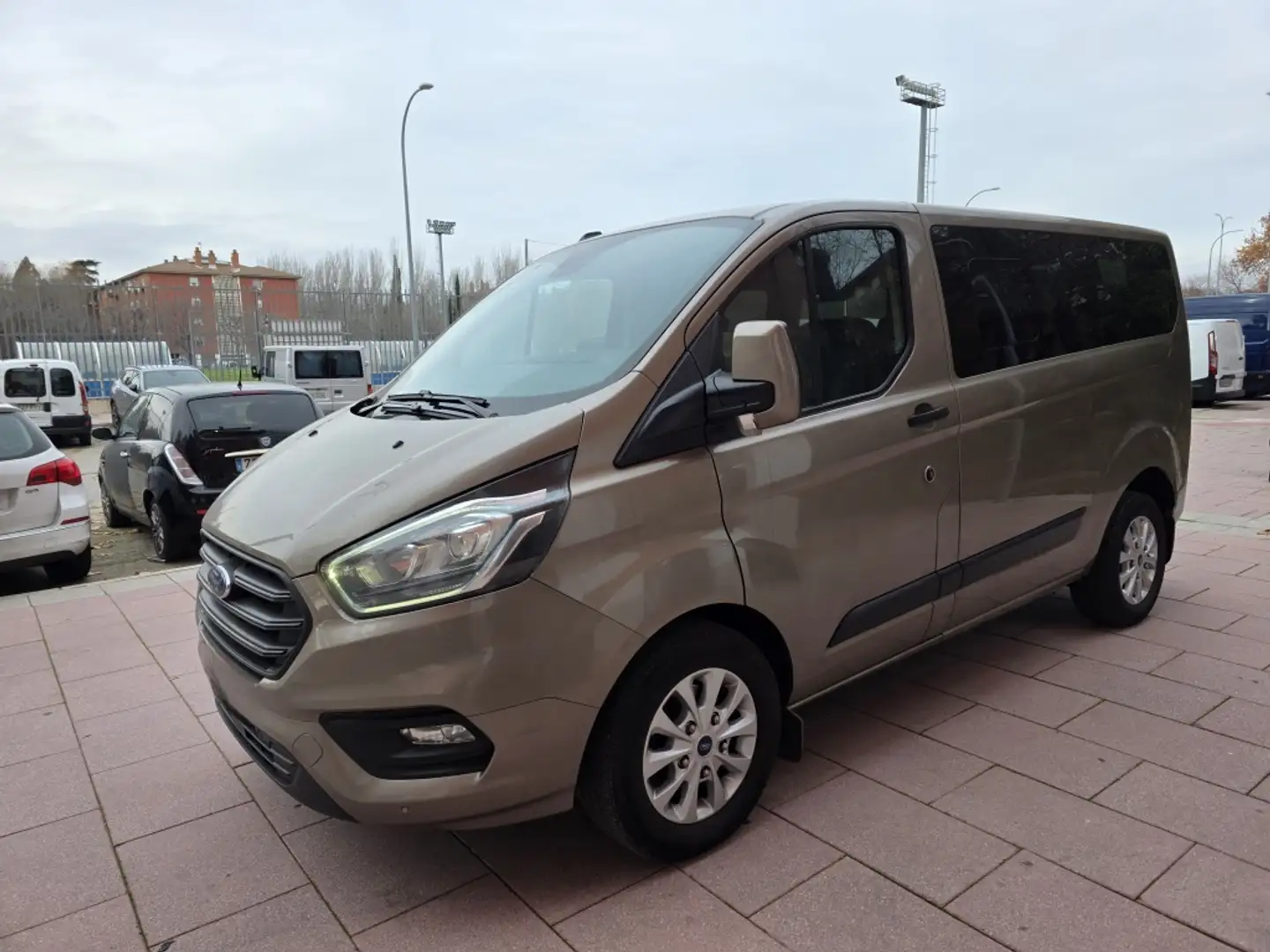 Ford Tourneo Custom 2.0 EcoBlue Trend Aut. 130 Gris - 1