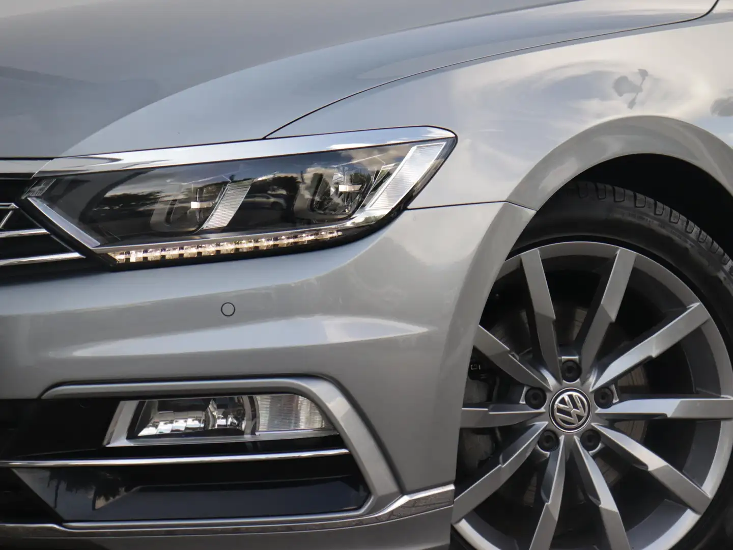 Volkswagen Passat Variant 1.5 TSI Highline Business R | Leder | Wegklapbare Gris - 2