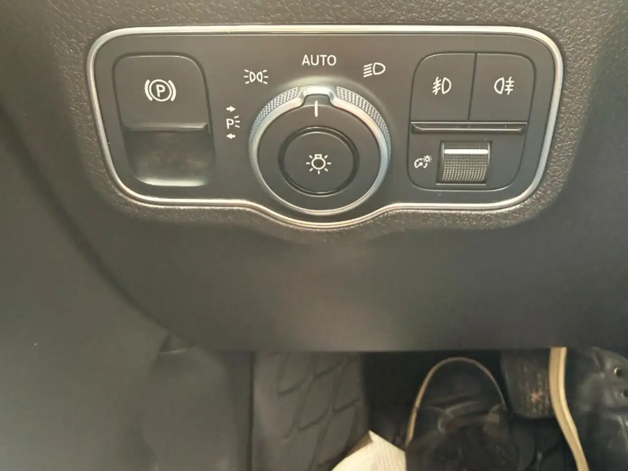 Mercedes-Benz GLB снимка Mercedes-Benz GLB