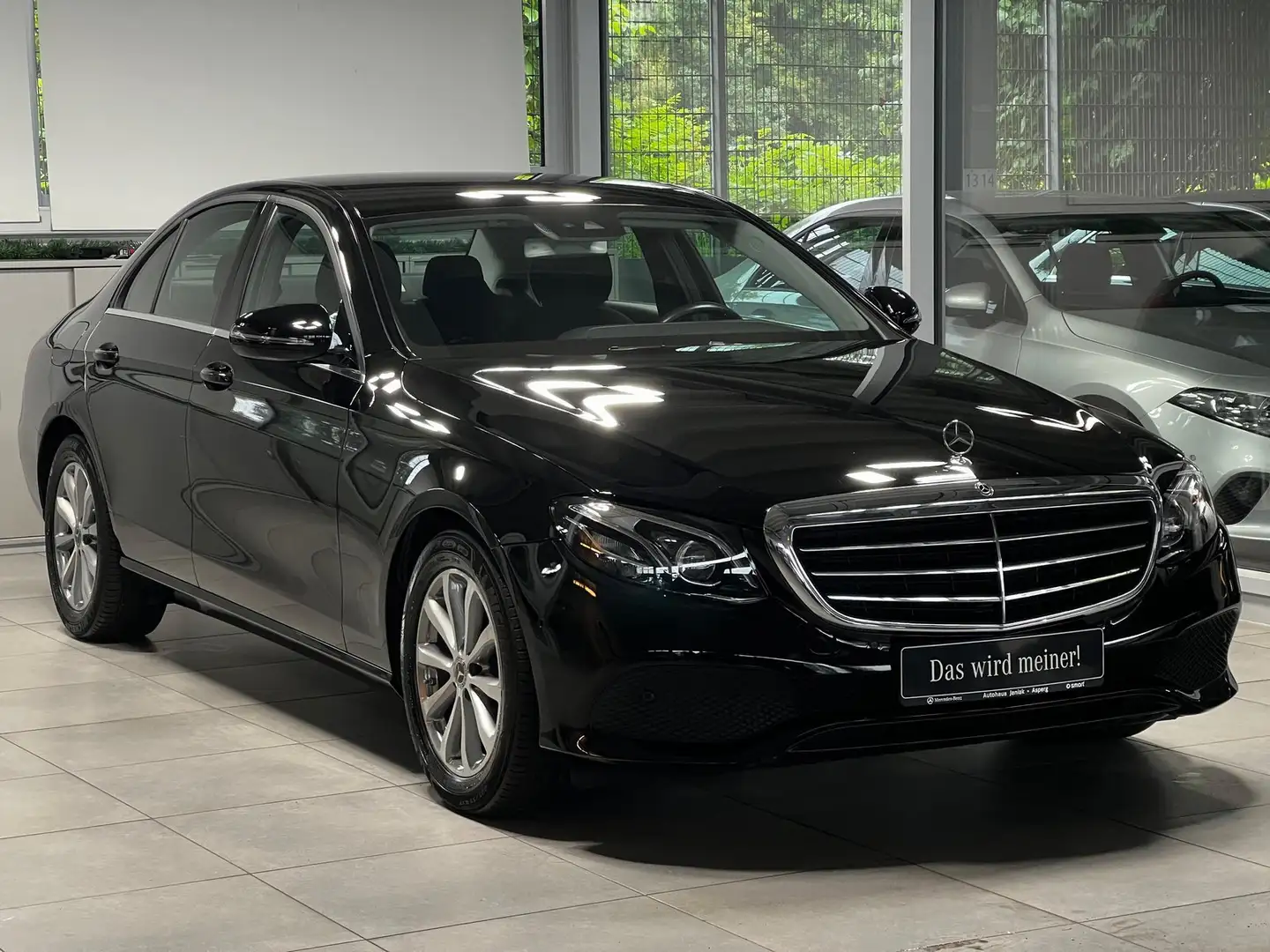 Mercedes-Benz E 220 d Limo AIR-BODY-CONTROL LED+NAVI+PDC&KAM+SH Schwarz - 2