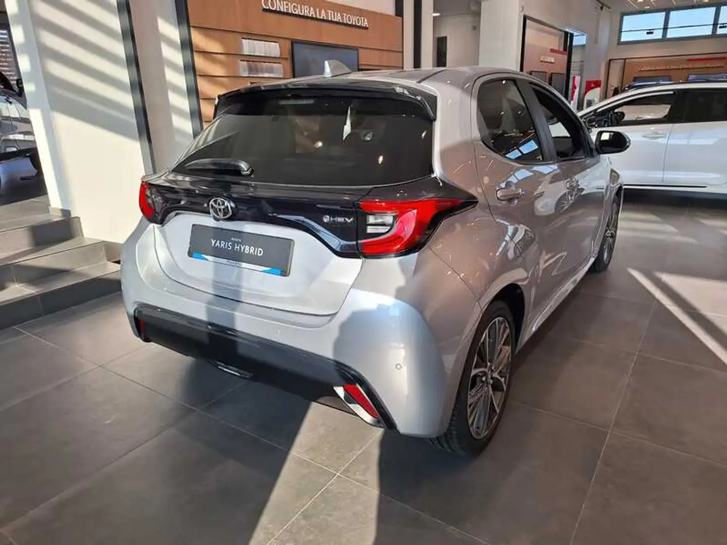 Toyota Yaris 1.5h 130 Lounge Argento - 2