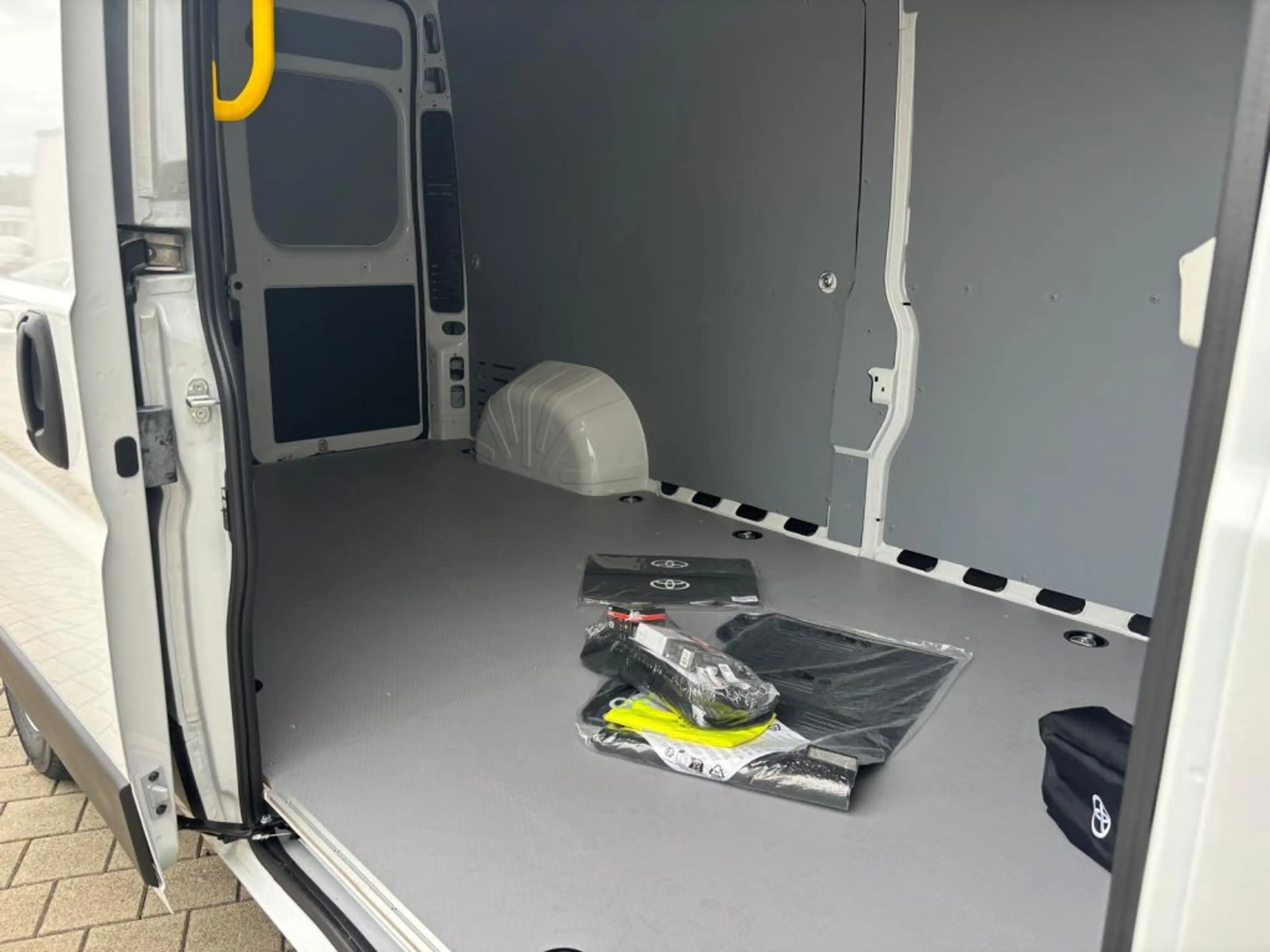 Toyota Proace Max 2.2-l-D 35 L3H2 Meister — photo 11
