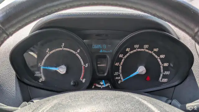 Ford Transit Courier view 5