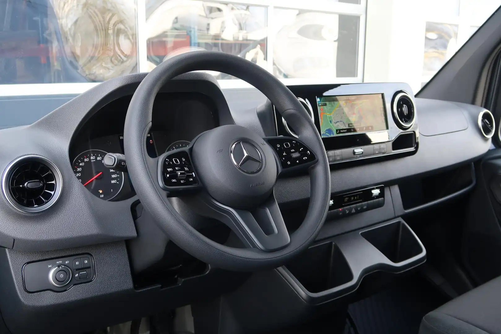 Mercedes-Benz Sprinter 317 CDI L2H2 AUT/ 3.5T/ LED/ CAMERA/ MBUX/ CRUISE/ Grijs - 2