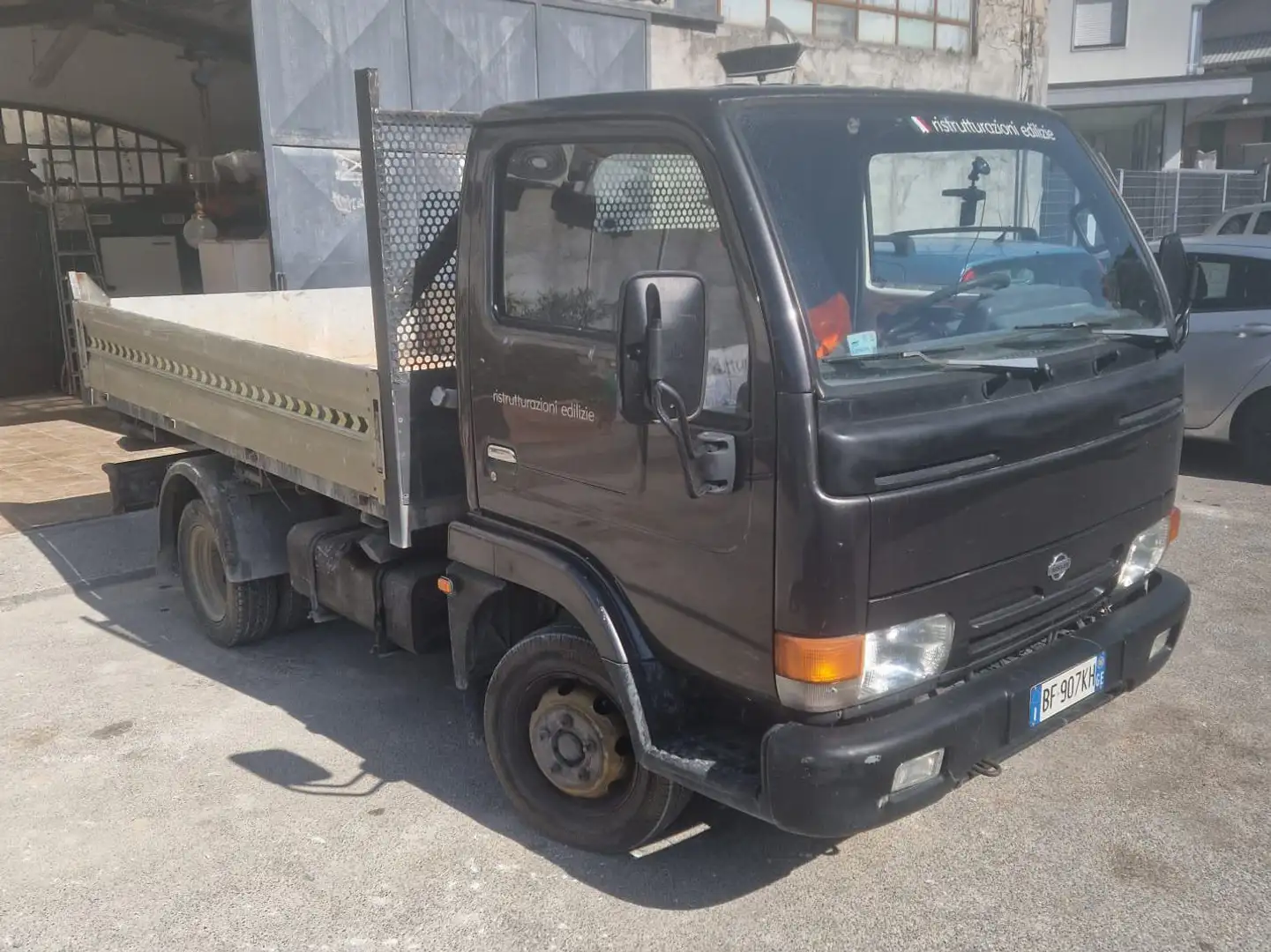 Nissan Cabstar Fekete - 1