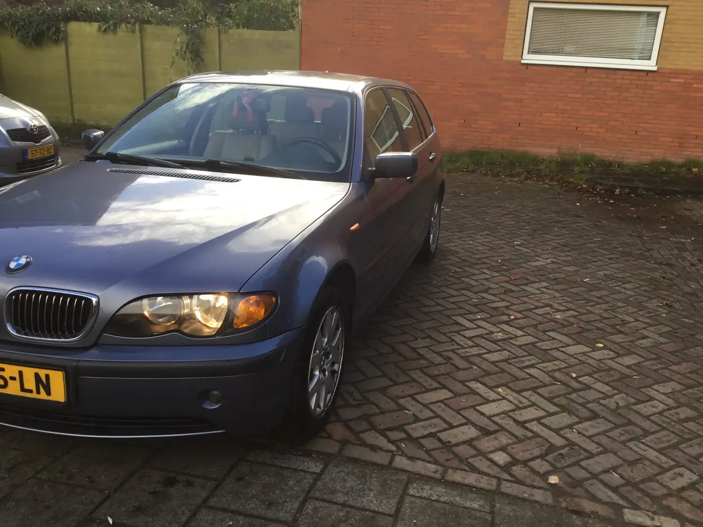 BMW 325 i Touring Executive leer beige handgeschakeld Blauw - 2