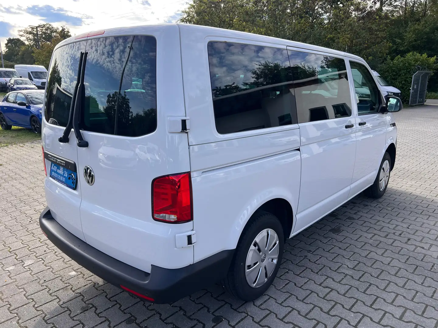 Volkswagen T6.1 Kombi FWD 2.0 TDI DSG Navi LED SHZ PDC 8-Sitze Standheiz Weiß - 2