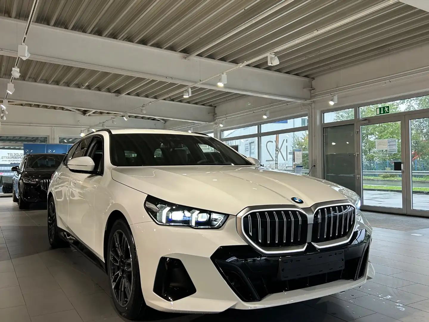 BMW 520 d Touring M-Sportpaket AHK/HUD/DrivAssi-PROF Weiß - 2