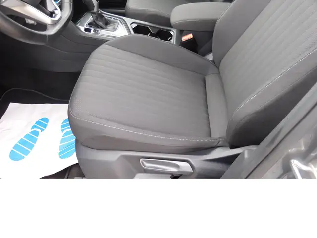 Volkswagen Tiguan Allspace view 12