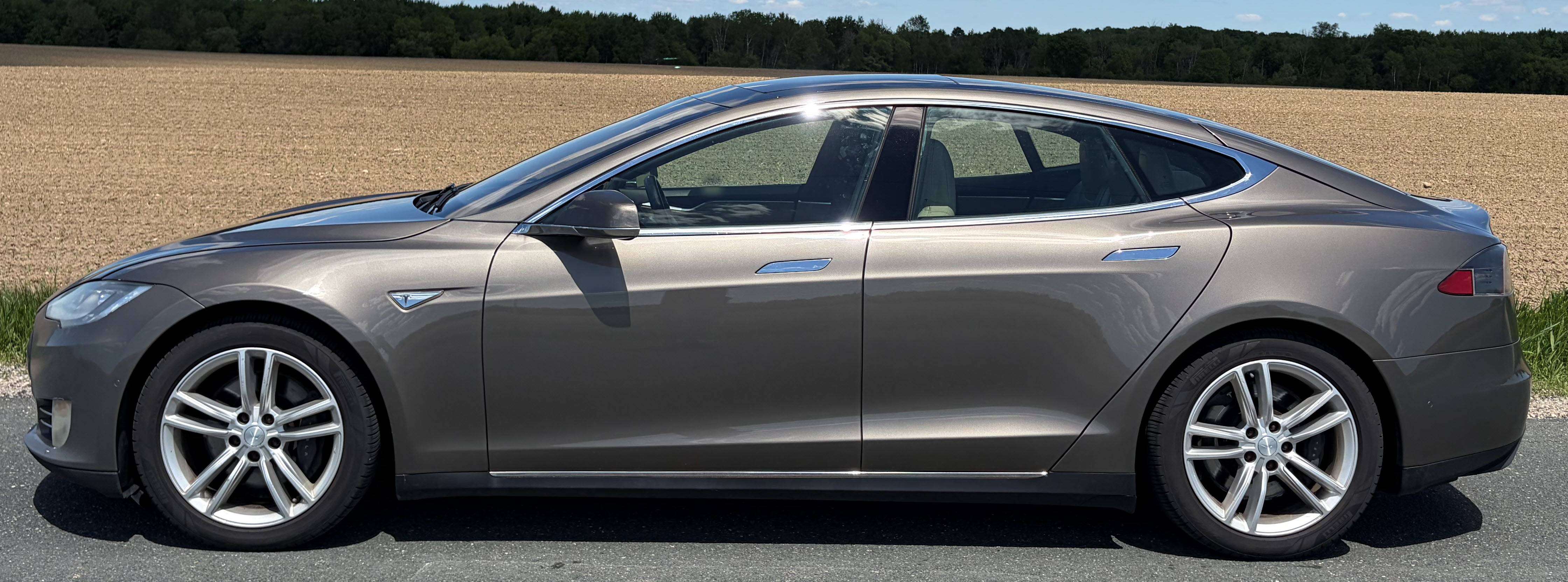 2016 Tesla Model S 90D Fully loaded - Unlimited Free Supercharger