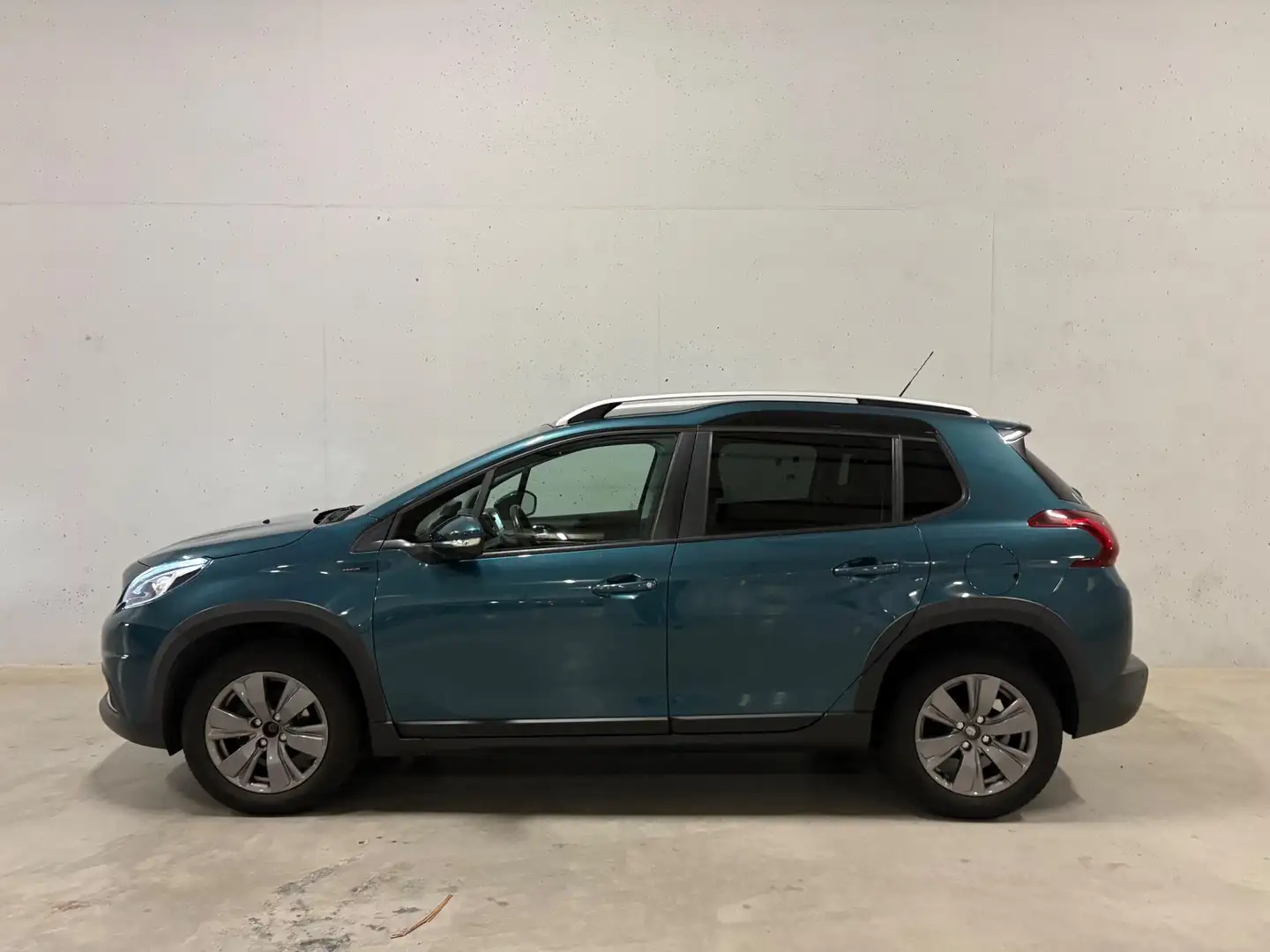 Peugeot 2008 1.2 PureTech Signature Navi Clima Cruise Groen - 2