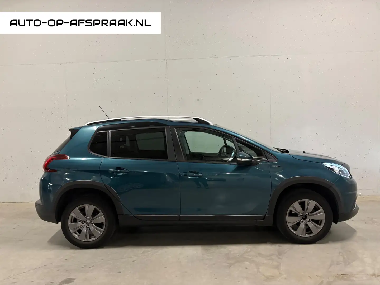 Peugeot 2008 1.2 PureTech Signature Navi Clima Cruise Groen - 1