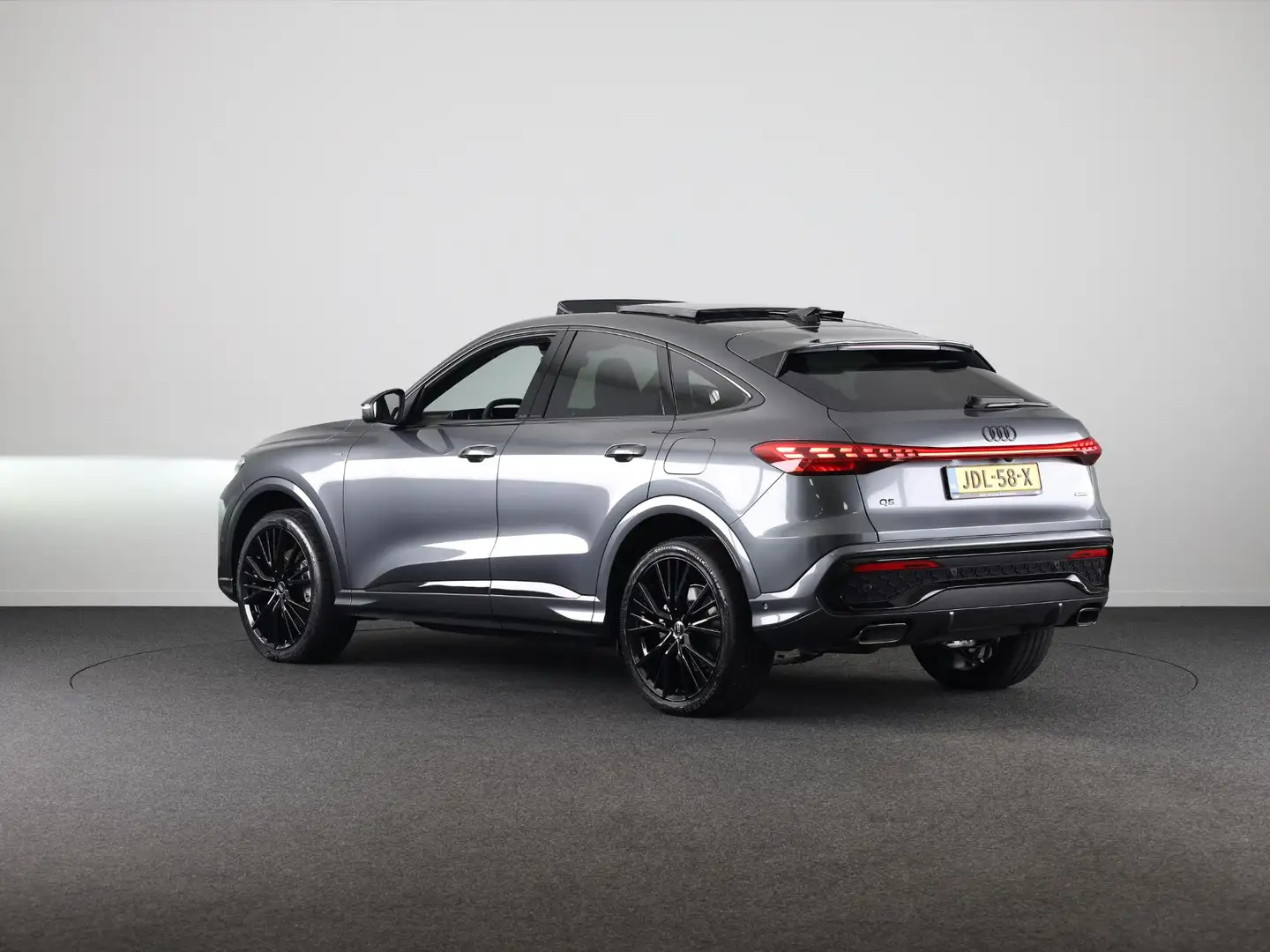 Audi Q5 Sportback 2.0 TFSI e-hybrid quattro S edition 299p Grijs - 2
