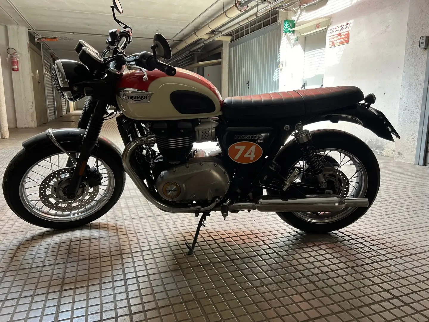 Triumph Bonneville T100 Orange - 1