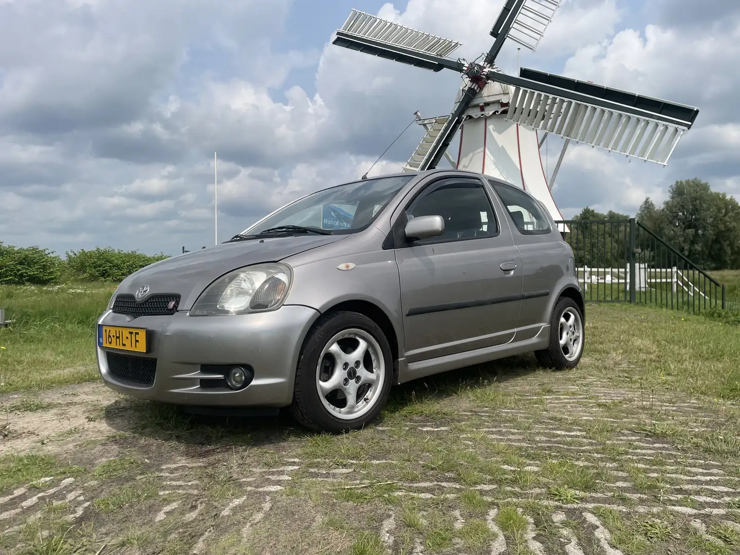 Toyota Yaris 1.5-16V VVT-i TSport Grijs - 2