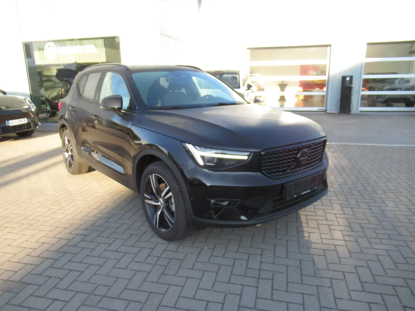 Volvo XC40 B3 Benzin Black Edition Plus Automatik Schwarz - 2