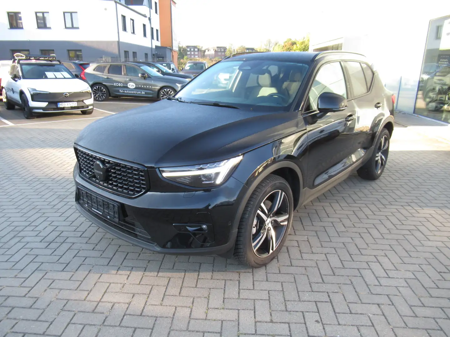 Volvo XC40 B3 Benzin Black Edition Plus Automatik Schwarz - 1