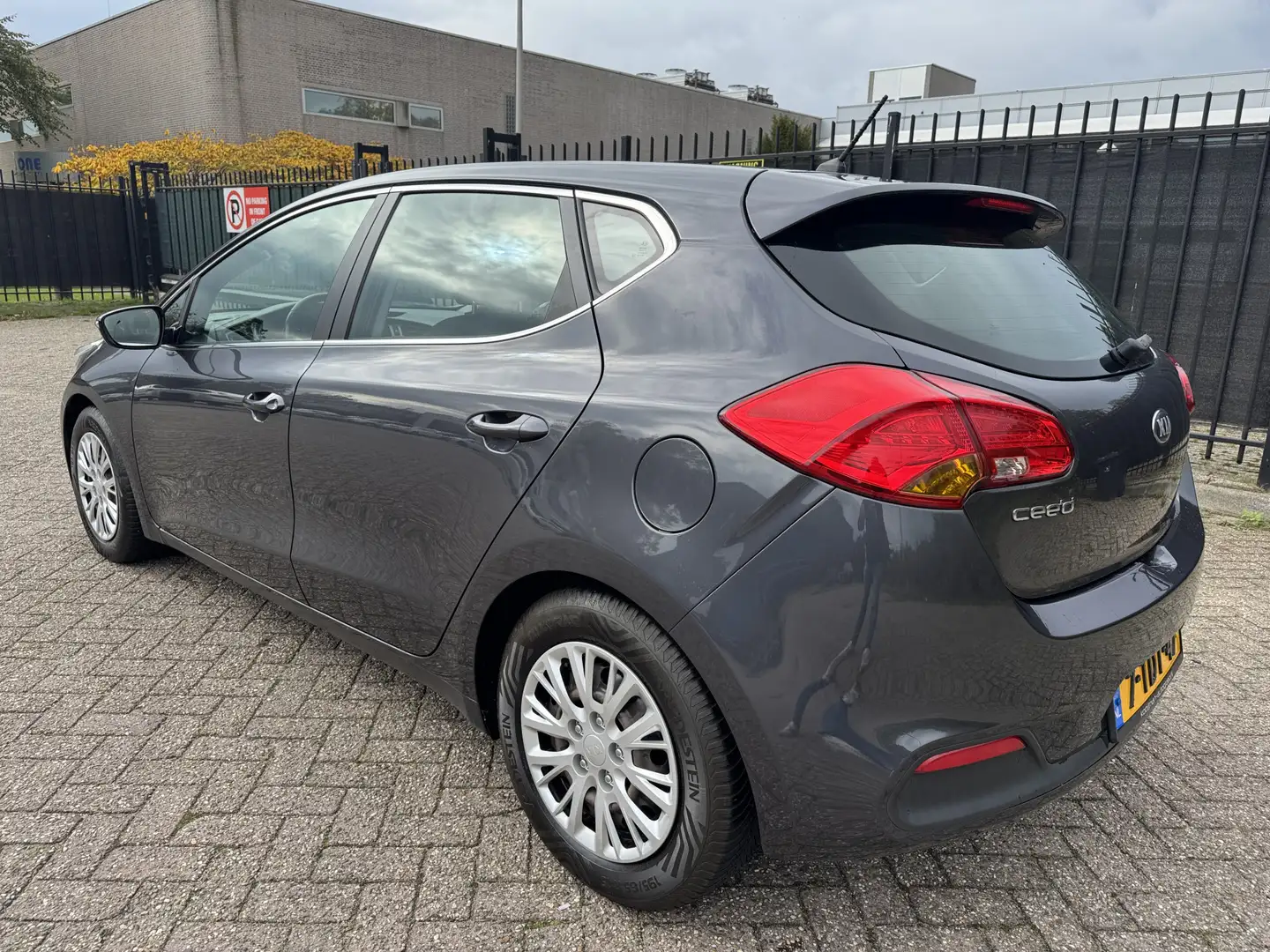 Kia Ceed / cee'd 1.6 GDI 20th Anniversary Airco/Cruise/Trekh Grijs - 2