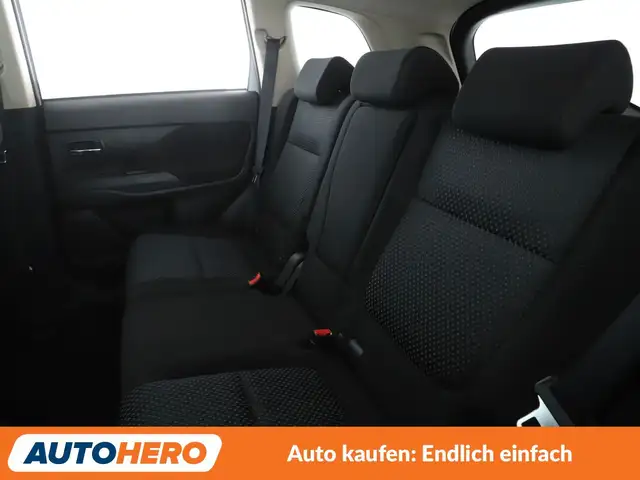 Mitsubishi Outlander view 14