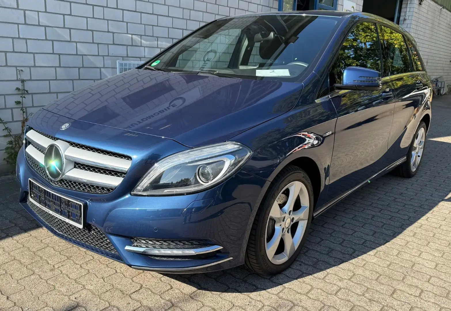 Mercedes-Benz B 180 Edition 1 Leder/Xenon/Navi/Kamera/1.Hand Blau - 2
