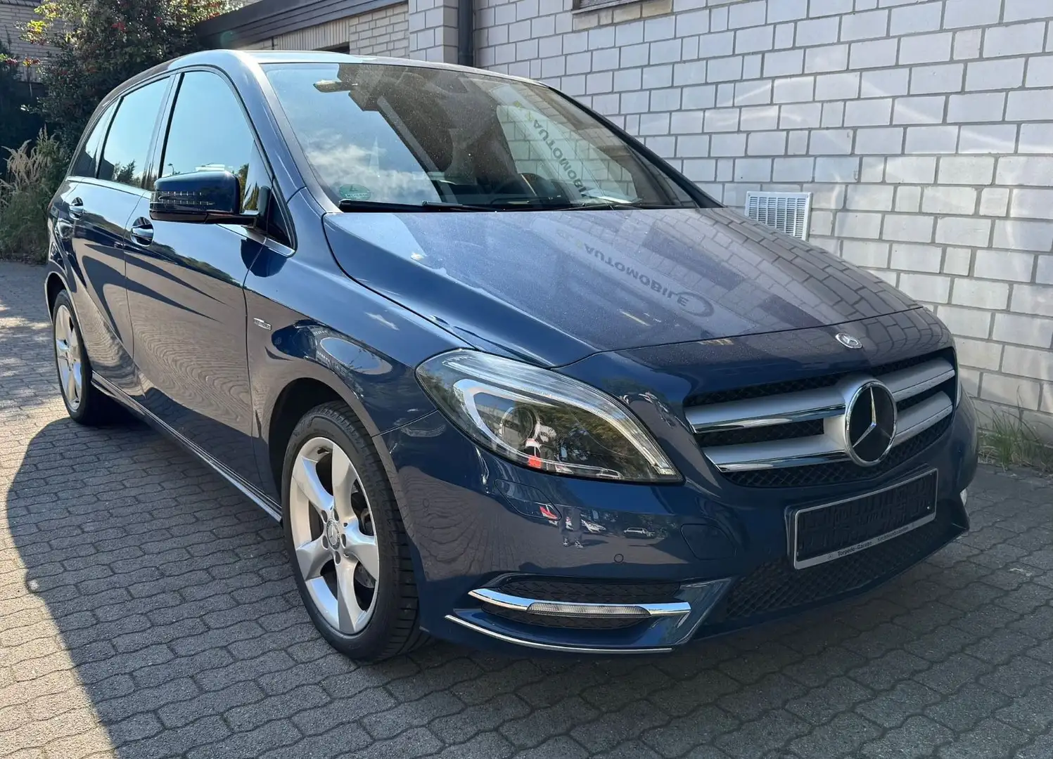 Mercedes-Benz B 180 Edition 1 Leder/Xenon/Navi/Kamera/1.Hand Blau - 1