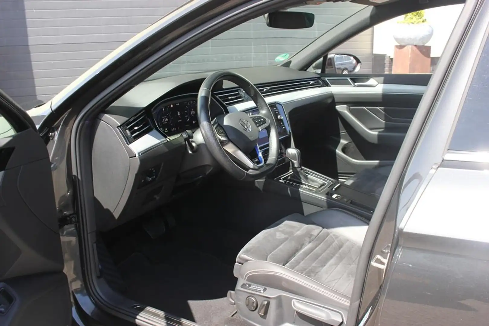 Volkswagen Passat Variant 1.4 TSI GTE Business | Trekhaak | Grijs - 2