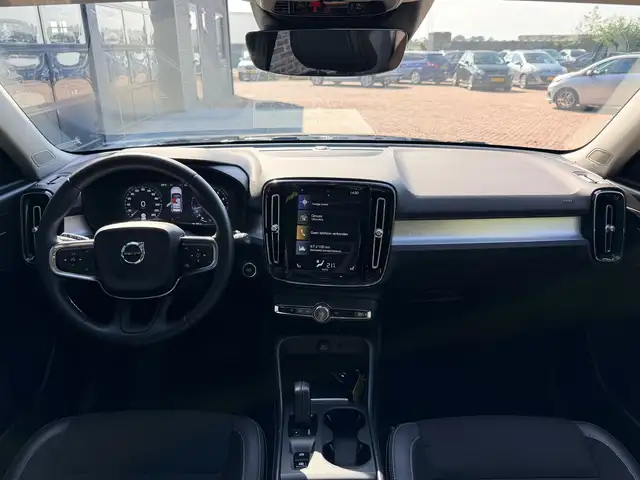 Volvo XC40 view 3
