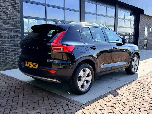 Volvo XC40 view 2