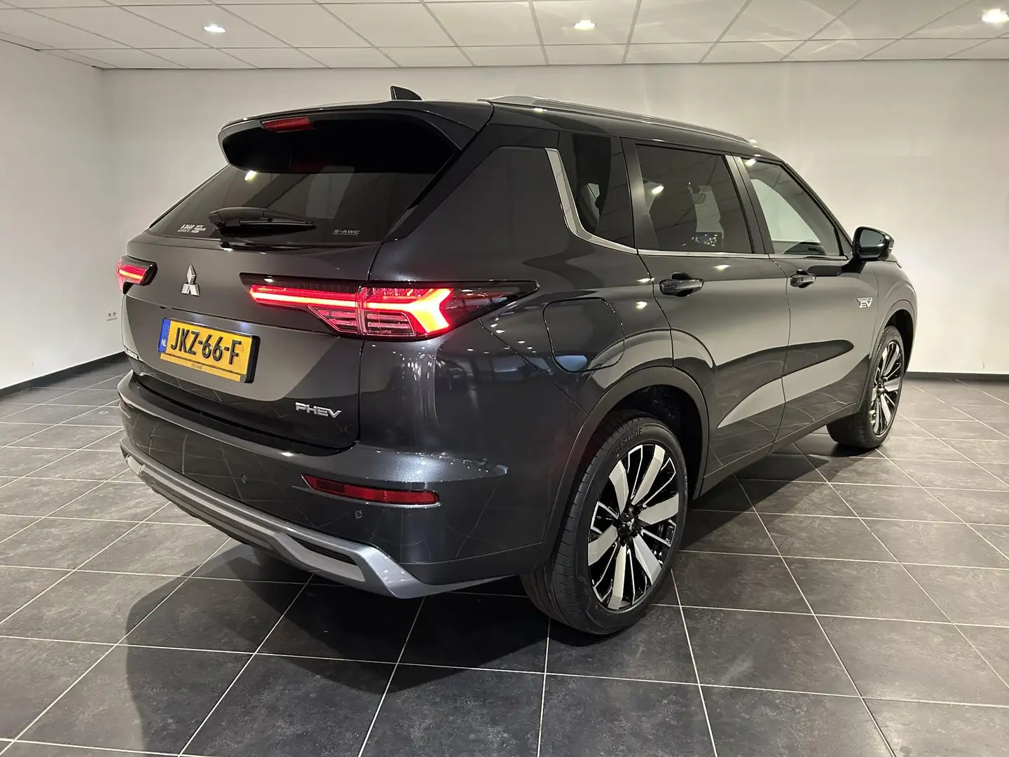 Mitsubishi Outlander 2.4 PHEV First Edition | Navigatie | Stoelverwarmi Grijs - 2