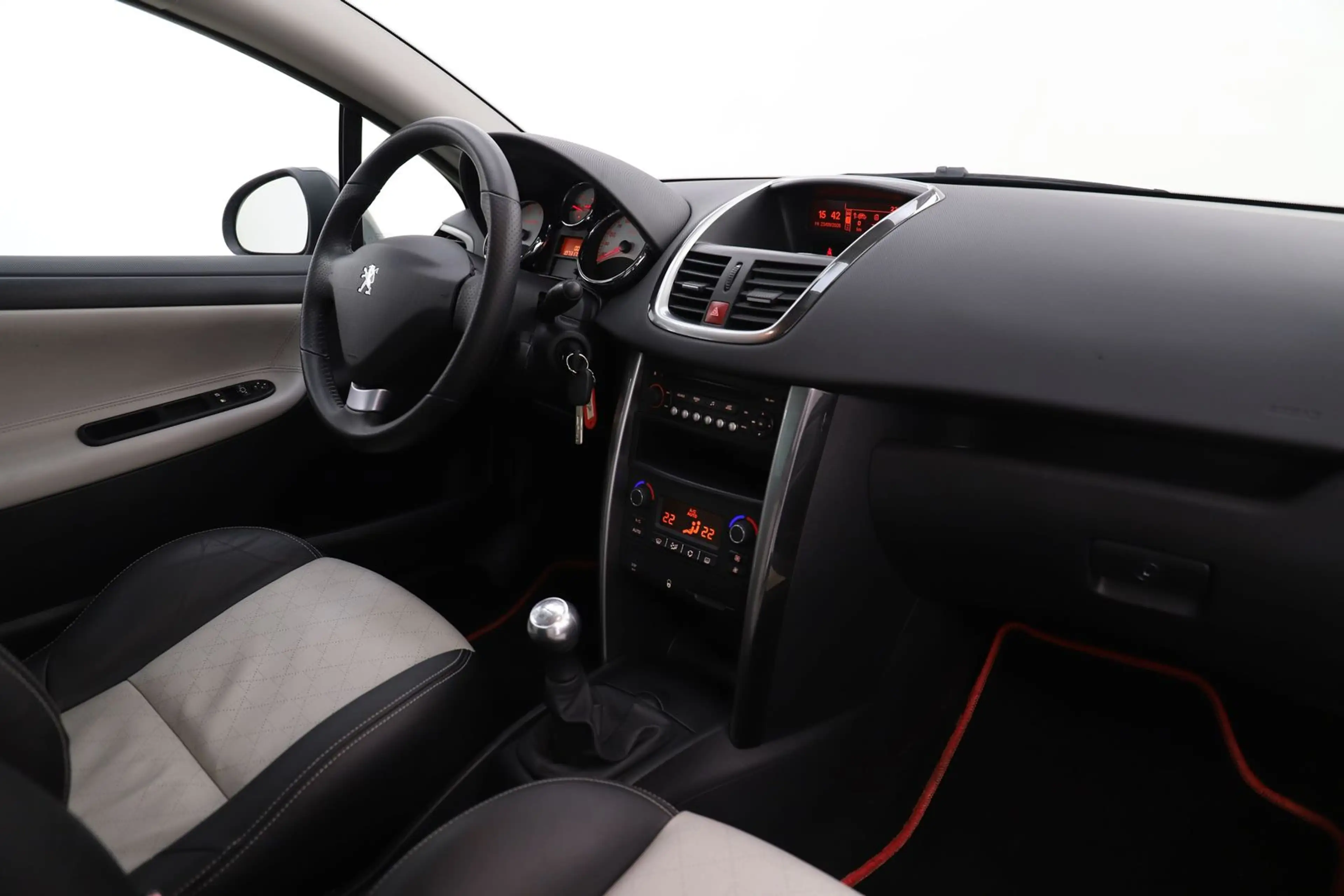 Peugeot 207 CC 1.6 120PS Roland Garros Leder PDC 1Hand — photo 18