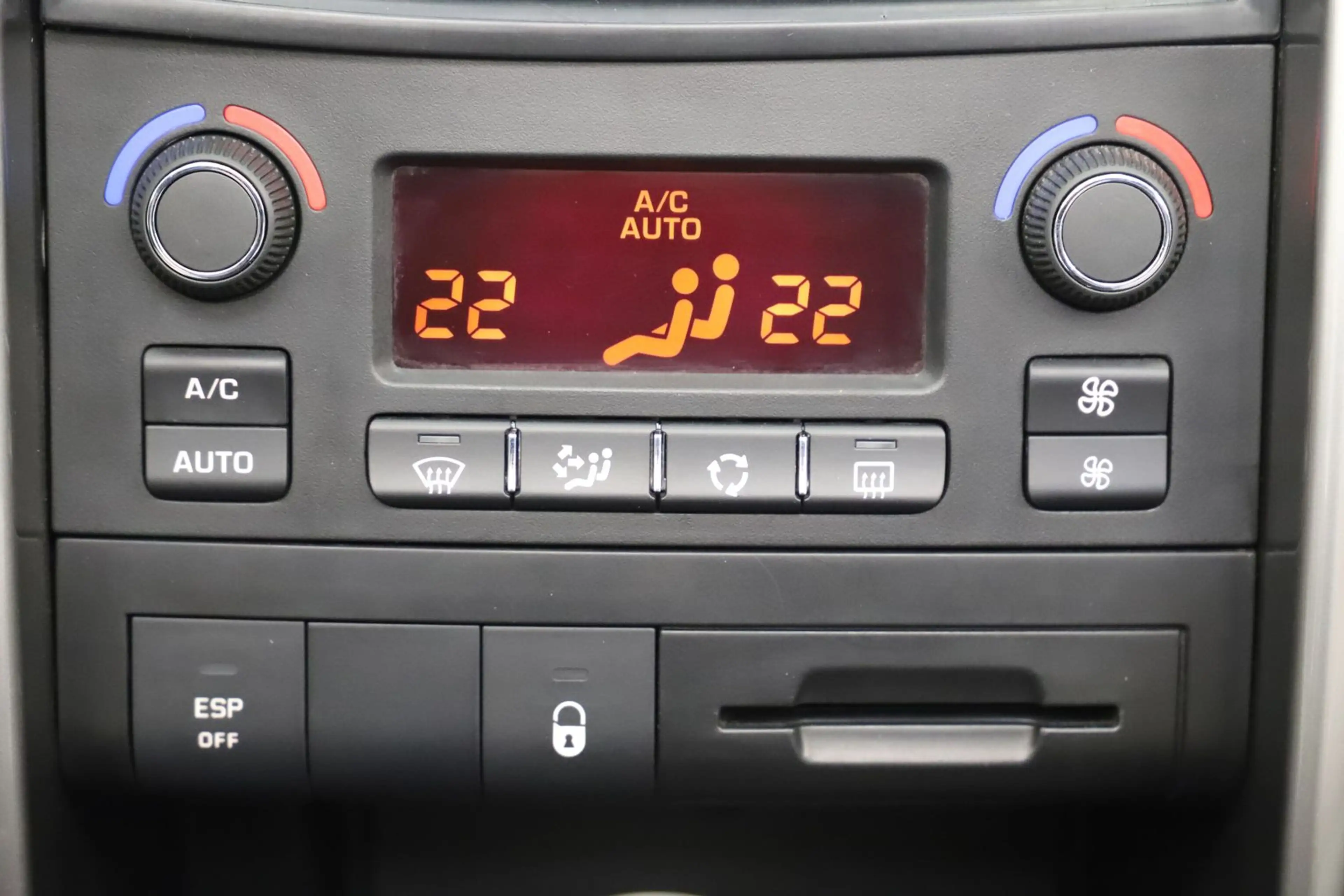 Peugeot 207 CC 1.6 120PS Roland Garros Leder PDC 1Hand — photo 20